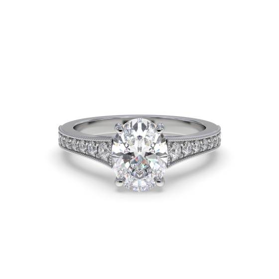 Ring mit ovalem Diamanten an der Schulter