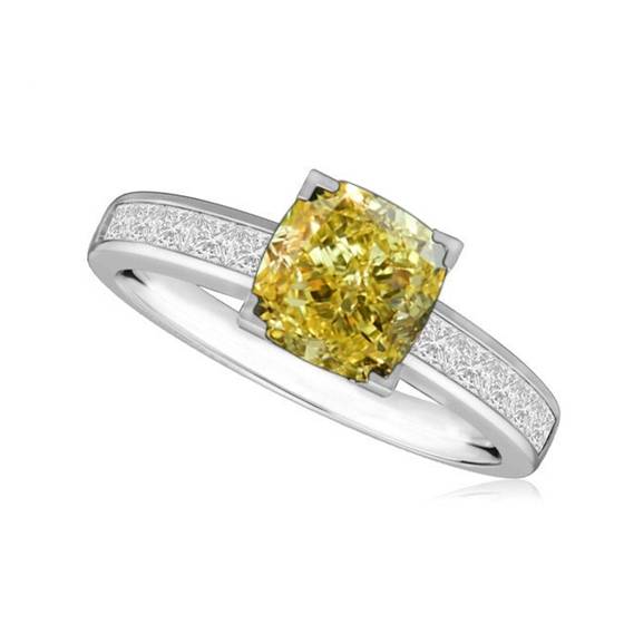 Ring mit gelbem Kissen-Diamanten an den Schultern
