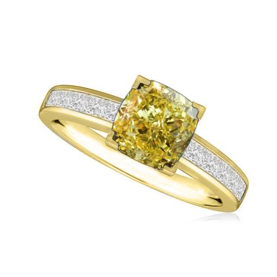 Ring mit gelbem Kissen-Diamanten an den Schultern
