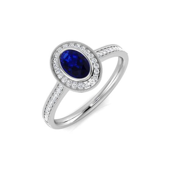 Ring mit ovalem, blauem Saphir in Lünettenfassung