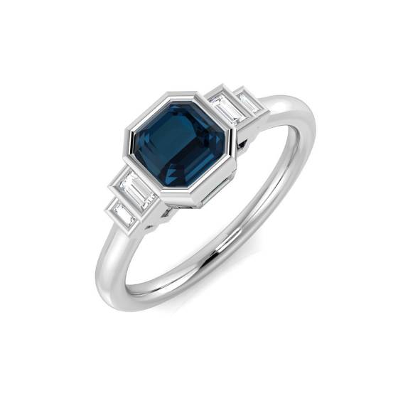 Ring mit kissenförmigem, blauem Topas im Zargenfassung-Design