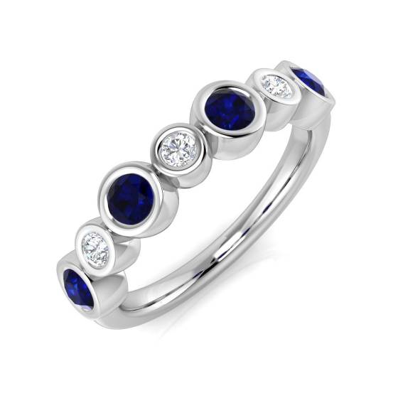 Ring mit rundem, blauem Saphir in Lünettenfassung