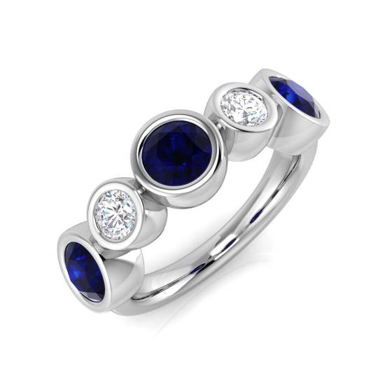Ring mit rundem, blauem Saphir in Lünettenfassung