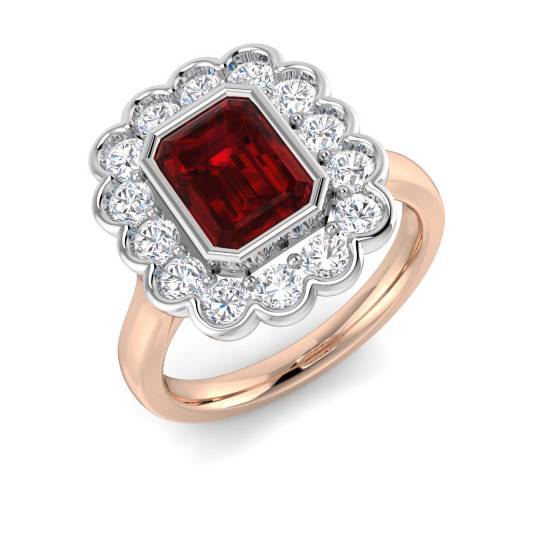 Ring mit Halo-Fassung und Rubin im Smaragdschliff