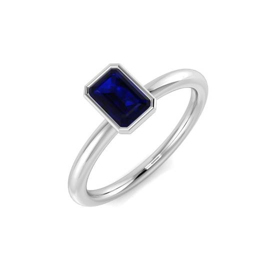 Solitärring mit smaragdgeschliffenem, blauem Saphir in Zargenfassung