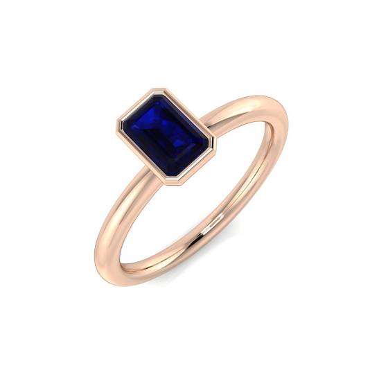 Solitärring mit smaragdgeschliffenem, blauem Saphir in Zargenfassung