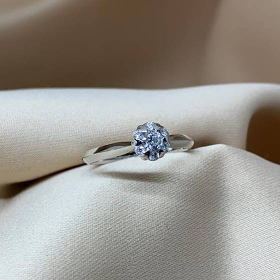 0.20ct VS/F Natural Round Cut Diamond Designer Ring in 18k White Gold