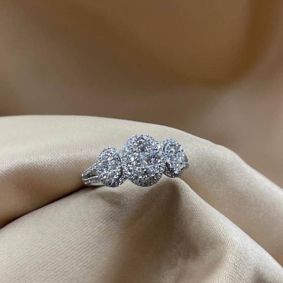 0.95ct VS/E-F Natural Round Cut Diamond Trilogy Ring in 18k White Gold