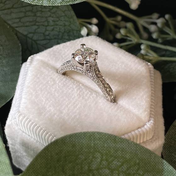 Ring mit 1,30 ct SI1/F rundem Naturdiamanten im Schulterbereich
