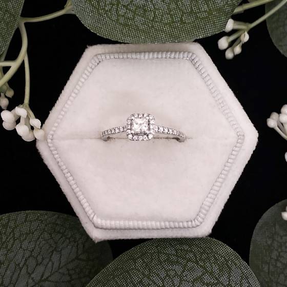 Verlobungsring mit Halo-Fassung aus 0,37 ct VS2/G Prinzess- und Rundschliff-Naturdiamanten