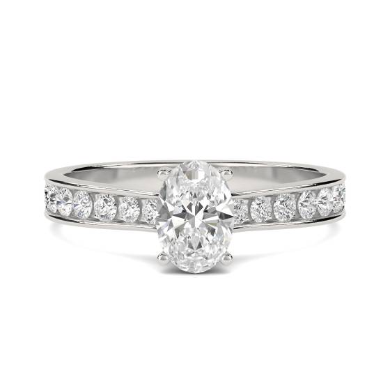 Ring mit ovalem Diamanten an der Schulter