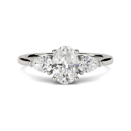 Traditioneller Trilogie-Ring mit ovalem und birnenförmigem Diamanten