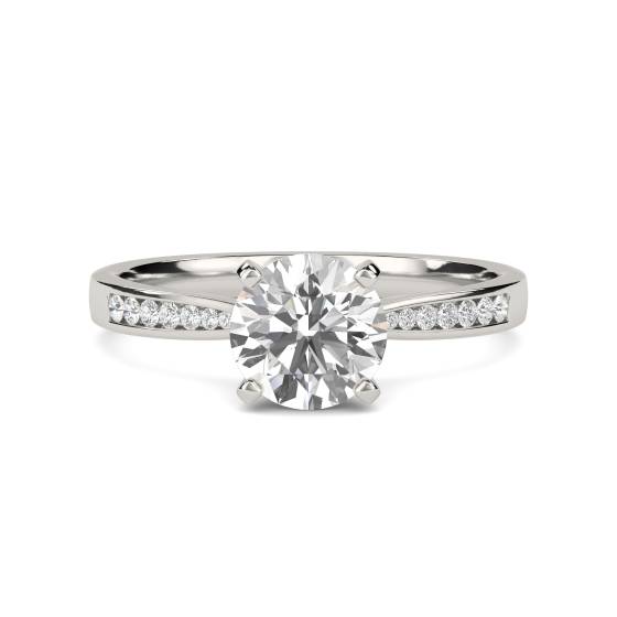 Verlobungsring mit Diamanten im Schulterbereich
...