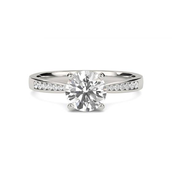 Verlobungsring mit Diamanten im Schulterbereich
...