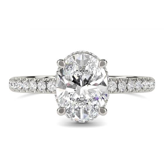Ring mit ovalem Diamanten und verstecktem Halo-Schulterteil