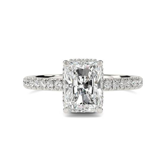 Ring mit strahlendem Diamanten und verstecktem Halo-Schulterteil