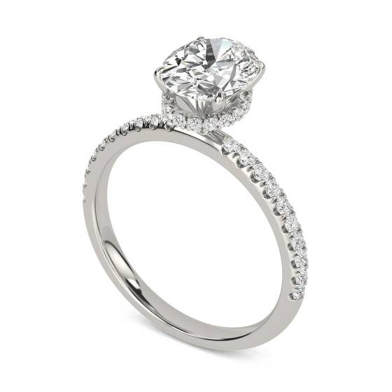 Ovaler Diamantring mit hohem, verstecktem Halo und Schulterfassung