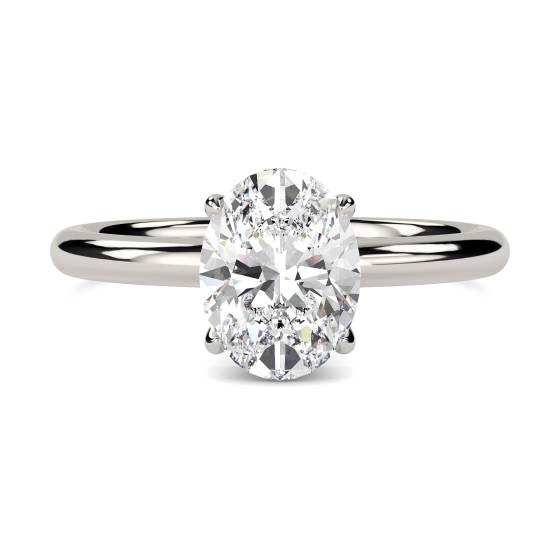 Ovaler Diamantring mit verstecktem Halo