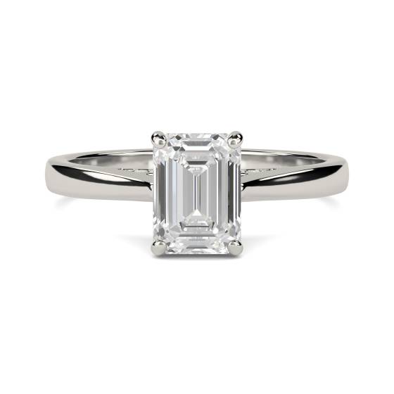 Eleganter Verlobungsring mit Smaragd und Diamanten