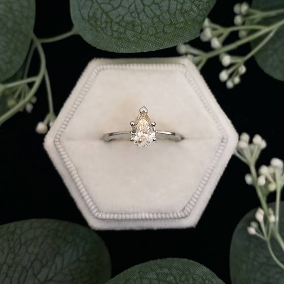 Solitärring mit 1,02 ct VS1/I Birnenförmigem Naturdiamanten