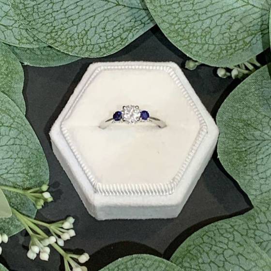 1,00 ct SI1/F Runder Naturdiamant und Saphirring