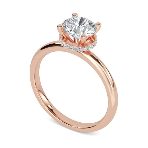 Runder Diamantring mit niedrigem Fassungsrand und verstecktem Halo