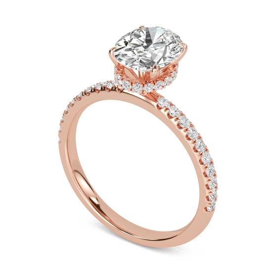 Ovaler Diamantring mit hohem, verstecktem Halo und Schulterfassung