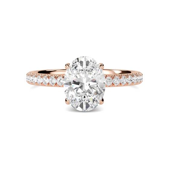 Ovaler Diamantring mit hohem, verstecktem Halo und Schulterfassung