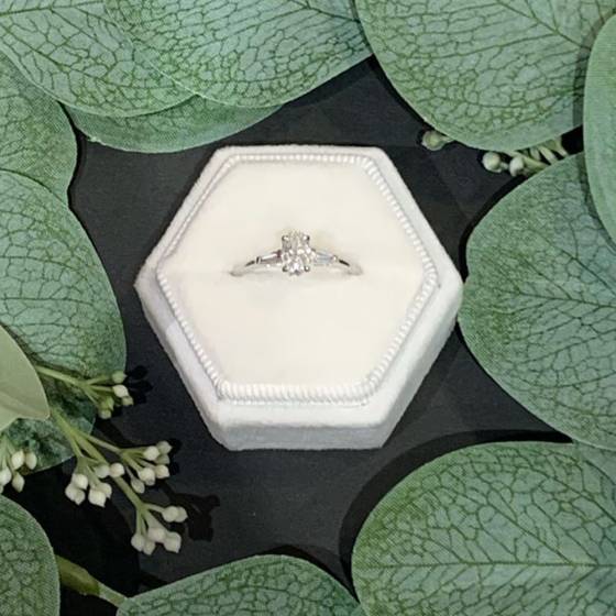 Trilogie-Ring mit 2,00 ct VS1/F ovalen und baguetteförmigen Naturdiamanten