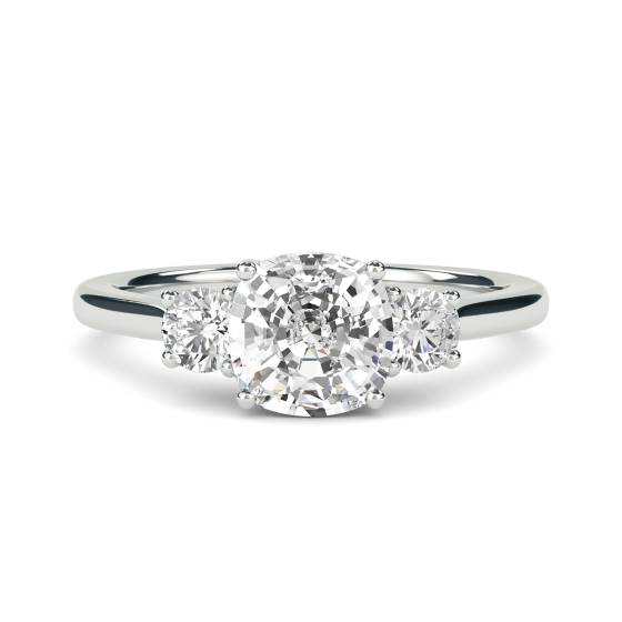 Einzigartiger Trilogie-Ring mit Kissen- und Runddiamanten