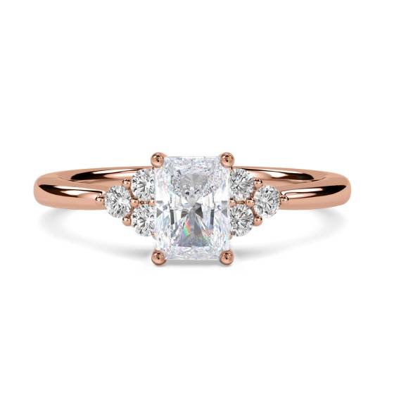 Ring mit strahlendem Diamant-Seitensteincluster