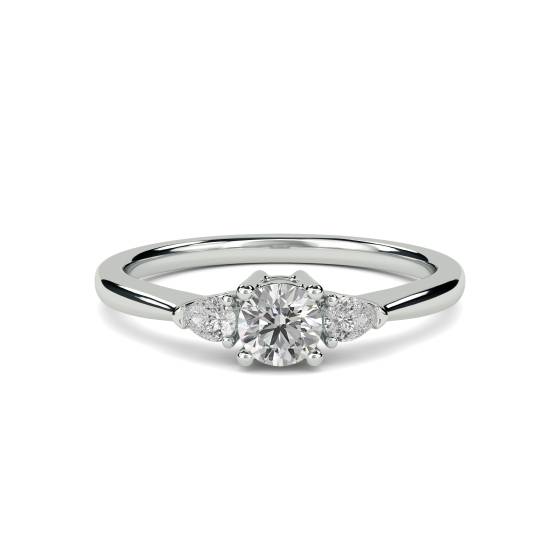 Eleganter Trilogie-Ring mit runden und birnenförmigen Diamanten