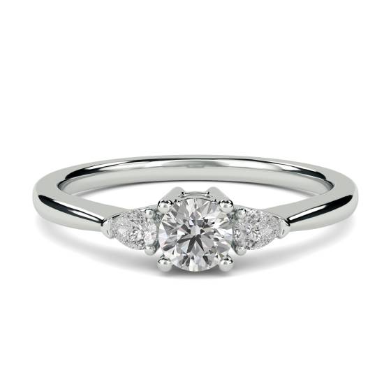 Eleganter Trilogie-Ring mit runden und birnenförmigen Diamanten
