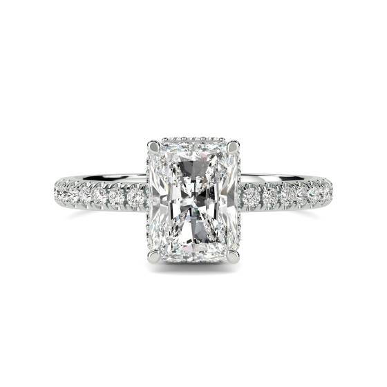 Ring mit strahlendem Diamanten und verstecktem Halo-Schulterteil