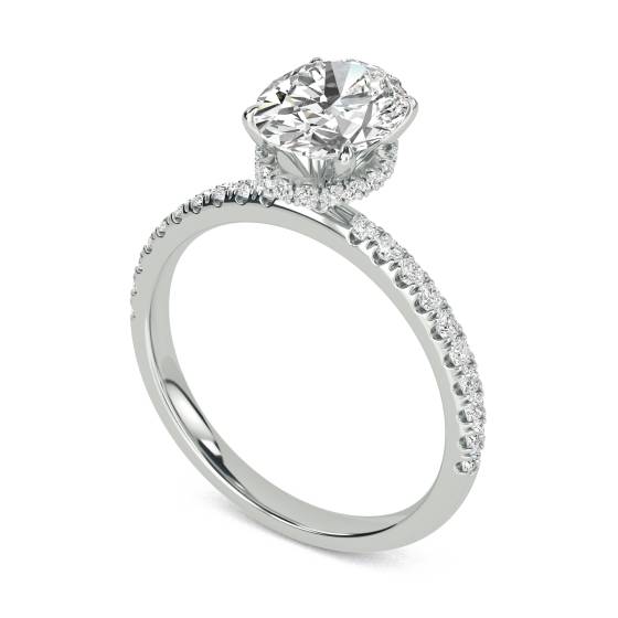 Ovaler Diamantring mit hohem, verstecktem Halo und Schulterfassung