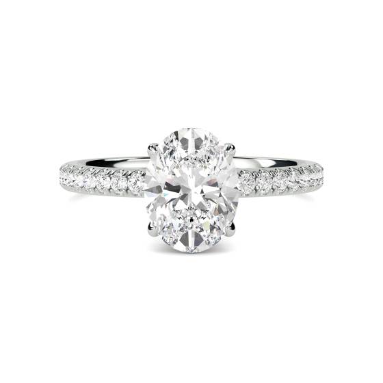 Ovaler Diamantring mit hohem, verstecktem Halo und Schulterfassung