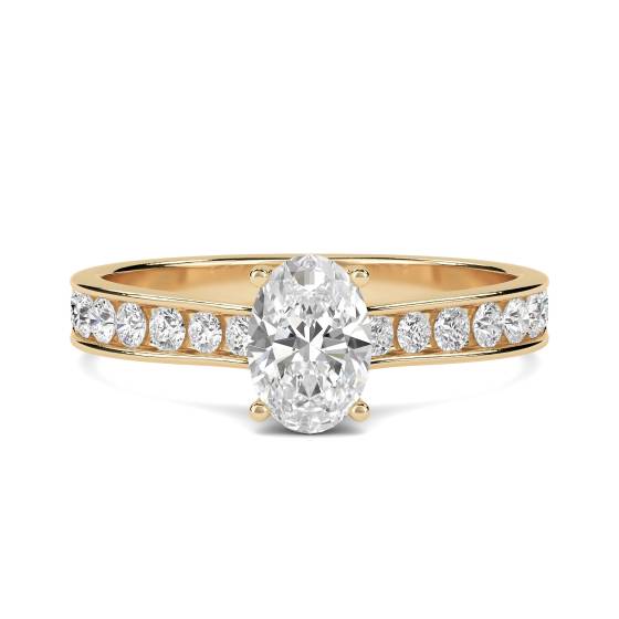 Ring mit ovalem Diamanten an der Schulter