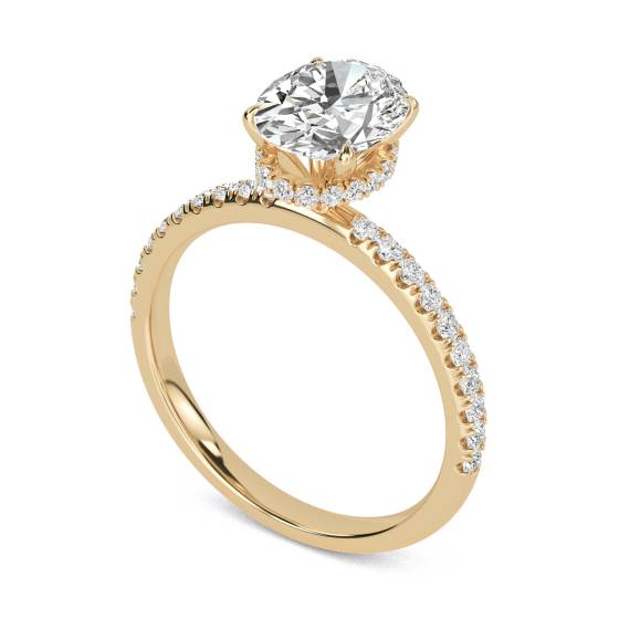 Ovaler Diamantring mit hohem, verstecktem Halo und Schulterfassung