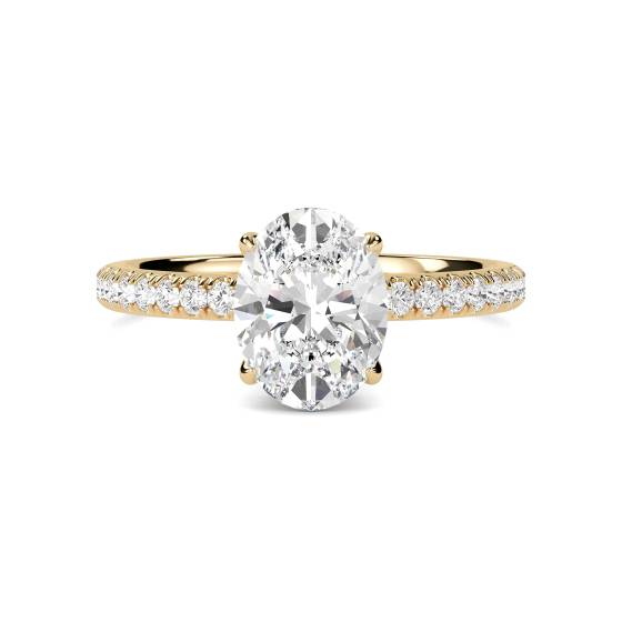 Ovaler Diamantring mit hohem, verstecktem Halo und Schulterfassung